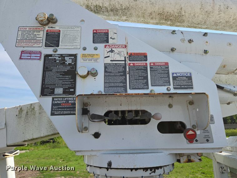 image for item ED2068 2007 International 4400 bucket truck