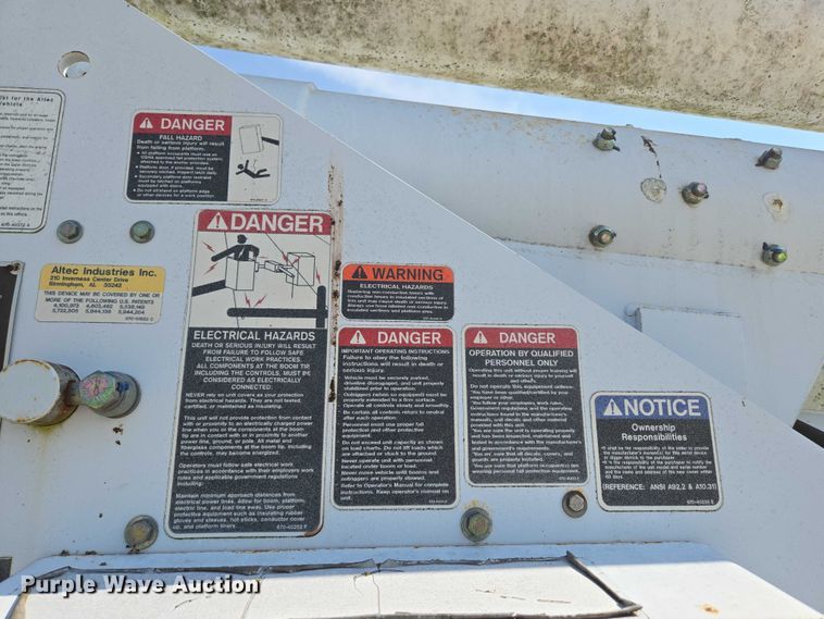 image for item ED2068 2007 International 4400 bucket truck