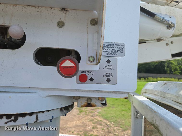 image for item ED2068 2007 International 4400 bucket truck