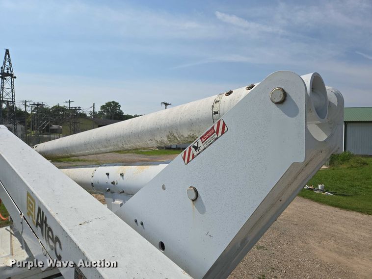 image for item ED2068 2007 International 4400 bucket truck