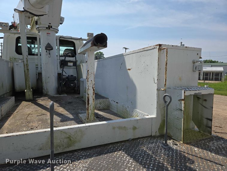 image for item ED2068 2007 International 4400 bucket truck