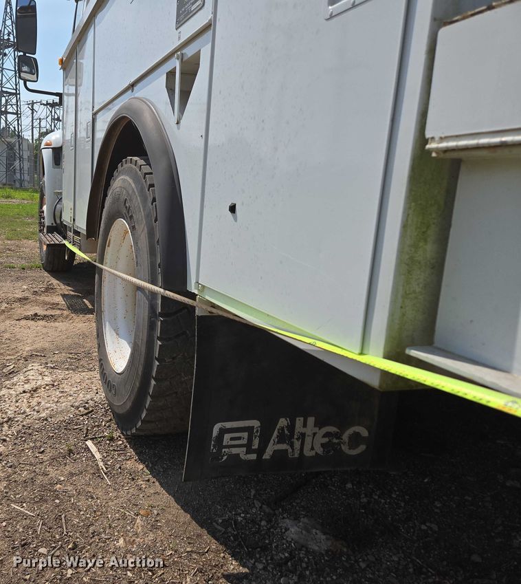 image for item ED2068 2007 International 4400 bucket truck