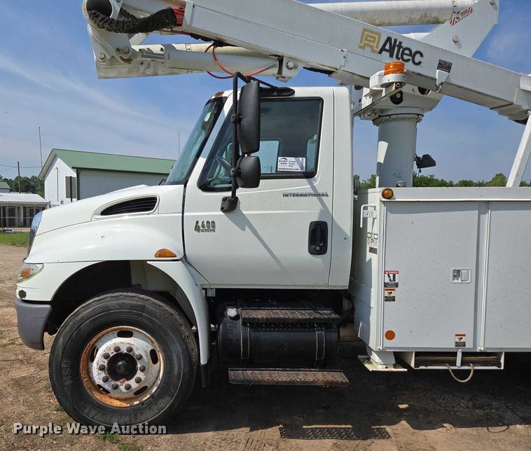image for item ED2068 2007 International 4400 bucket truck
