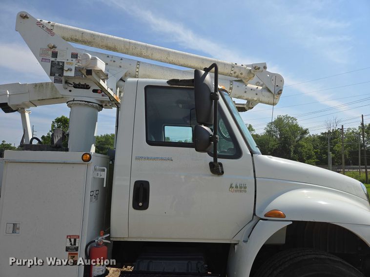 image for item ED2068 2007 International 4400 bucket truck