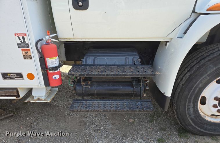 image for item ED2068 2007 International 4400 bucket truck