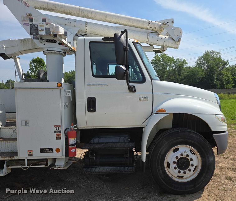 image for item ED2068 2007 International 4400 bucket truck