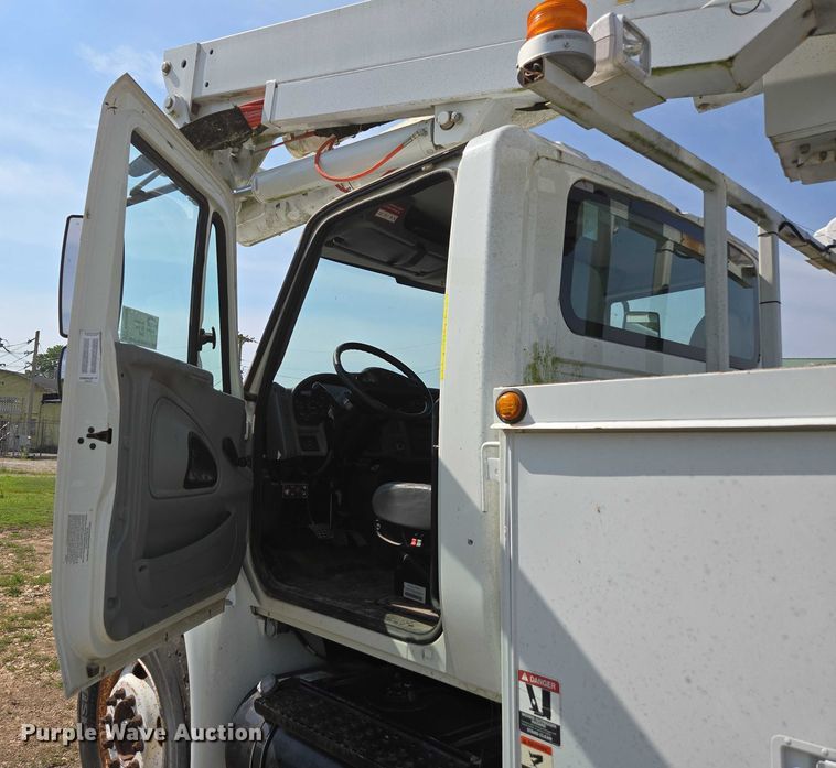 image for item ED2068 2007 International 4400 bucket truck