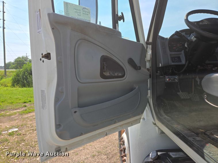 image for item ED2068 2007 International 4400 bucket truck