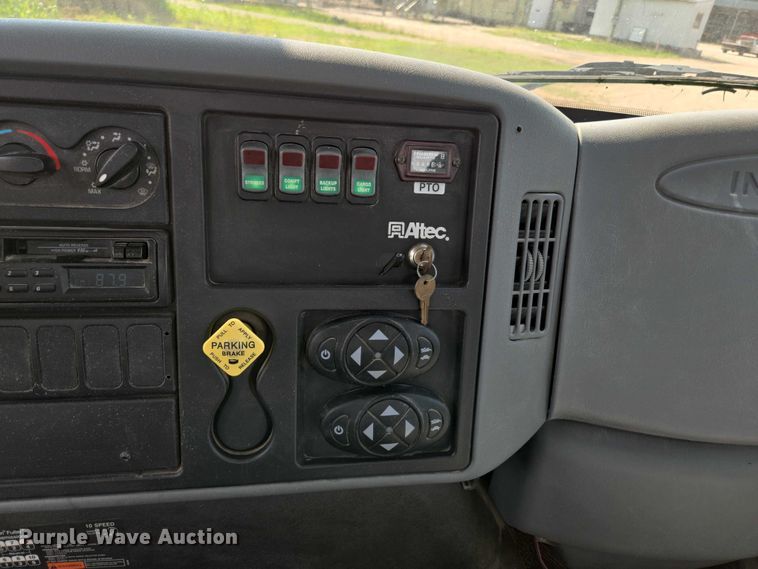 image for item ED2068 2007 International 4400 bucket truck