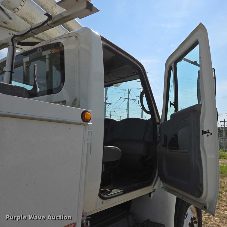 image for item ED2068 2007 International 4400 bucket truck