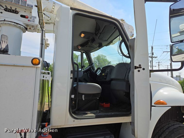 image for item ED2068 2007 International 4400 bucket truck