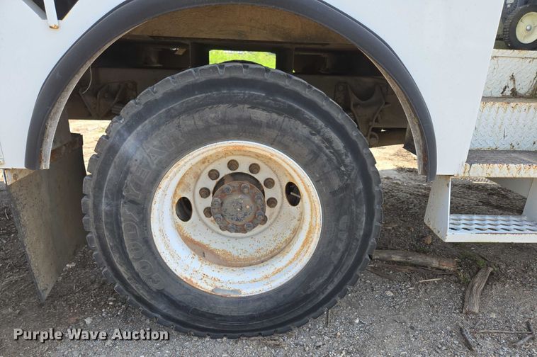 image for item ED2068 2007 International 4400 bucket truck