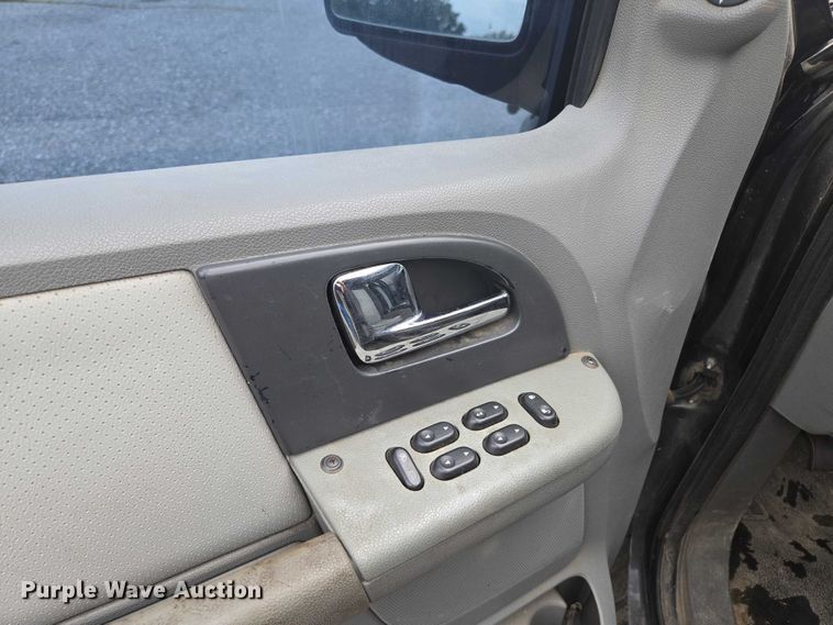 image for item ED2082 2006 Ford Expedition XLT SUV