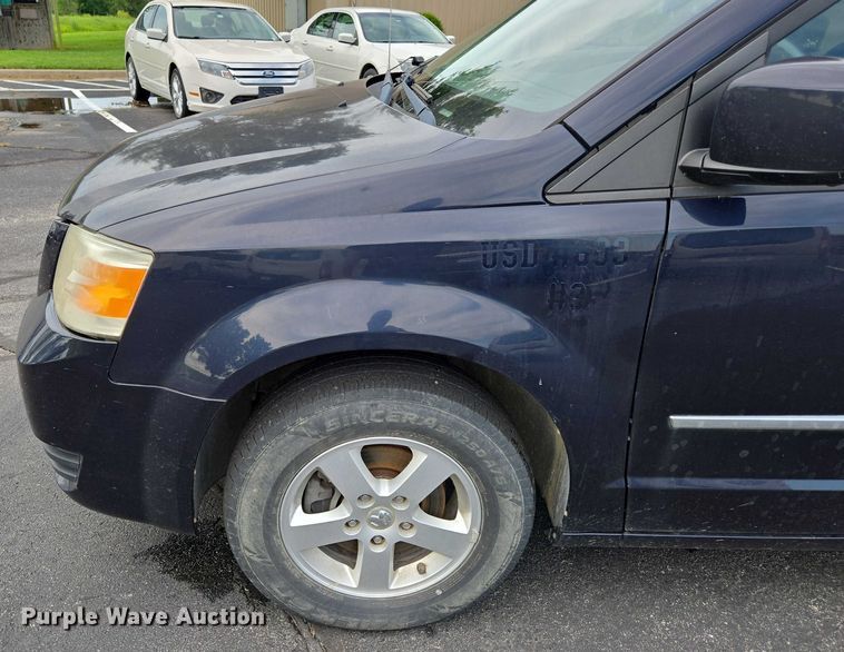 image for item ED2098 2010 Dodge Grand Caravan SXT van
