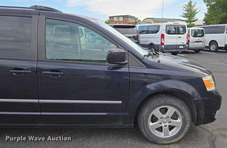 image for item ED2098 2010 Dodge Grand Caravan SXT van