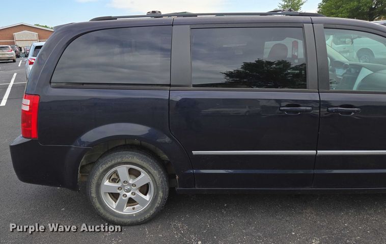 image for item ED2098 2010 Dodge Grand Caravan SXT van