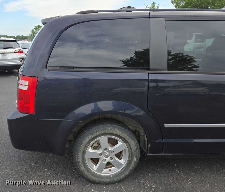 image for item ED2098 2010 Dodge Grand Caravan SXT van
