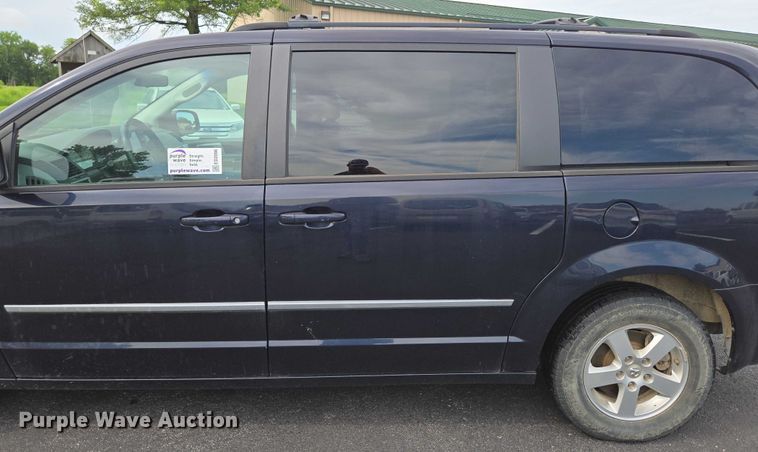 image for item ED2098 2010 Dodge Grand Caravan SXT van