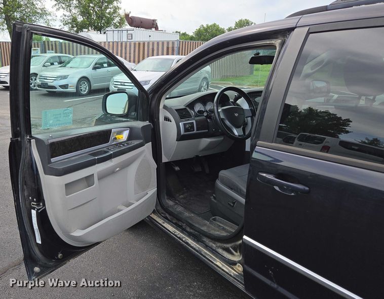 image for item ED2098 2010 Dodge Grand Caravan SXT van