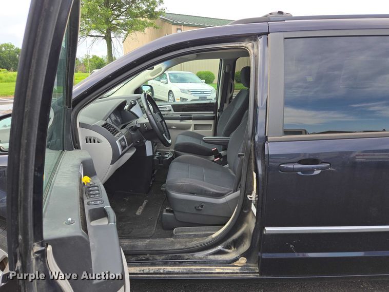 image for item ED2098 2010 Dodge Grand Caravan SXT van