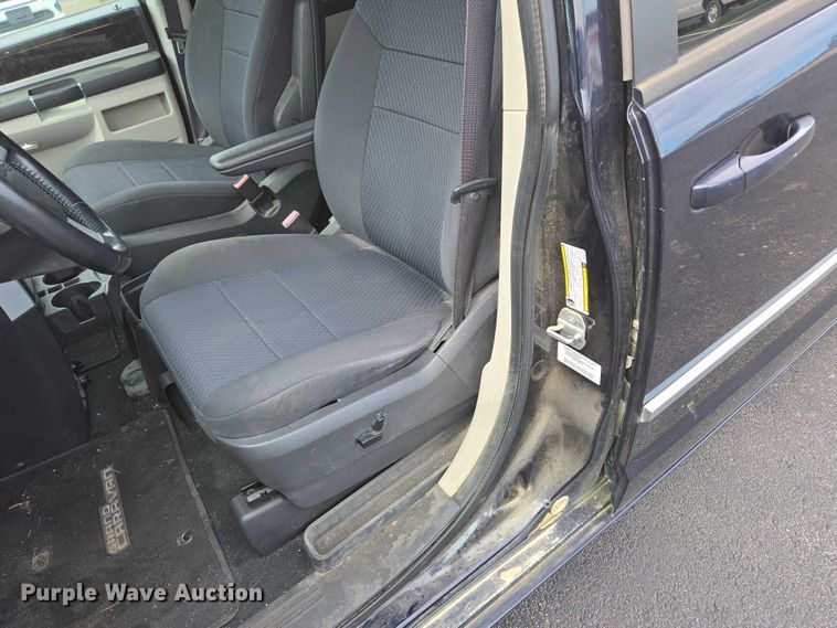 image for item ED2098 2010 Dodge Grand Caravan SXT van