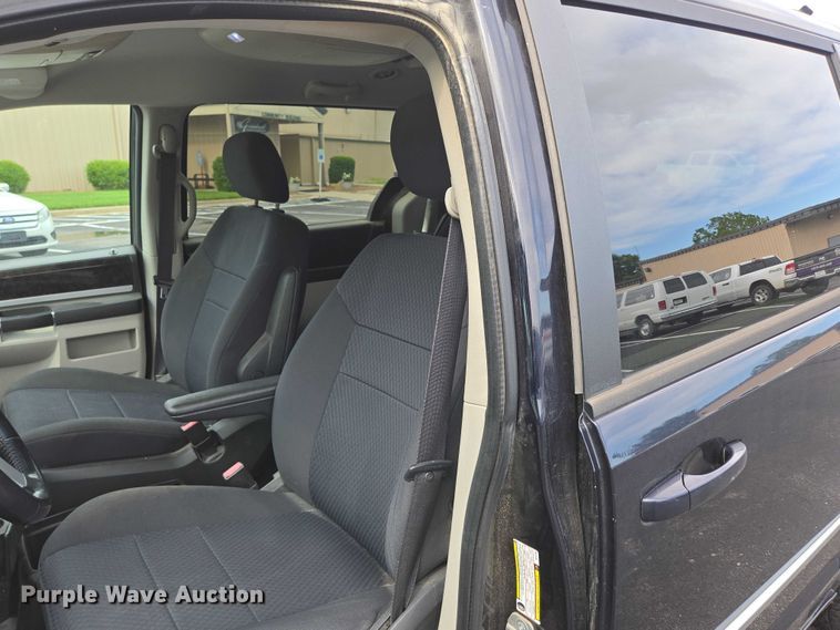 image for item ED2098 2010 Dodge Grand Caravan SXT van