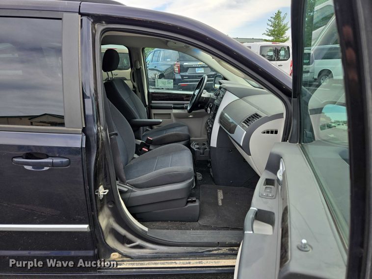 image for item ED2098 2010 Dodge Grand Caravan SXT van