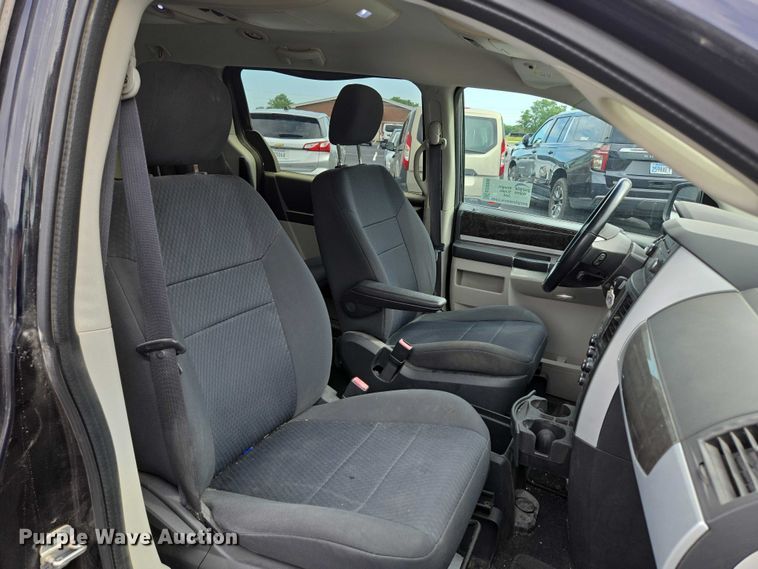 image for item ED2098 2010 Dodge Grand Caravan SXT van