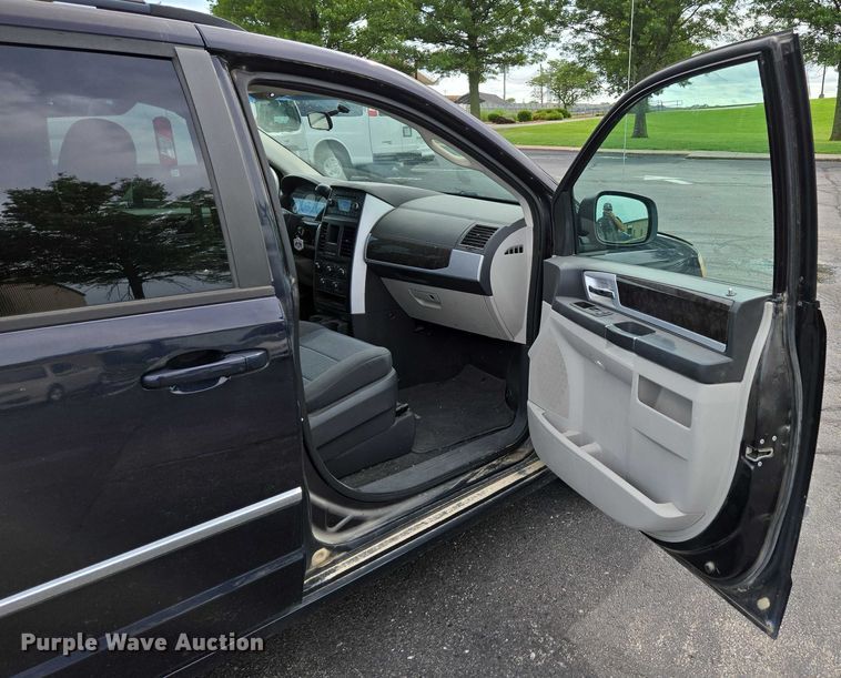 image for item ED2098 2010 Dodge Grand Caravan SXT van