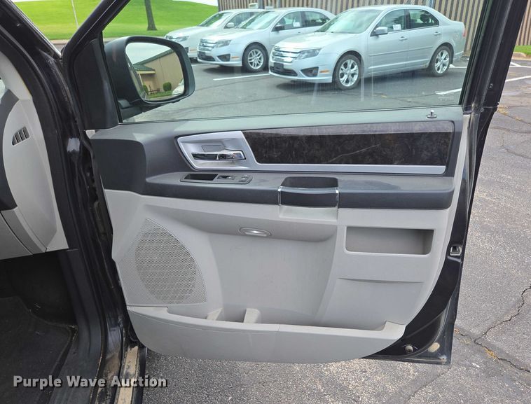 image for item ED2098 2010 Dodge Grand Caravan SXT van