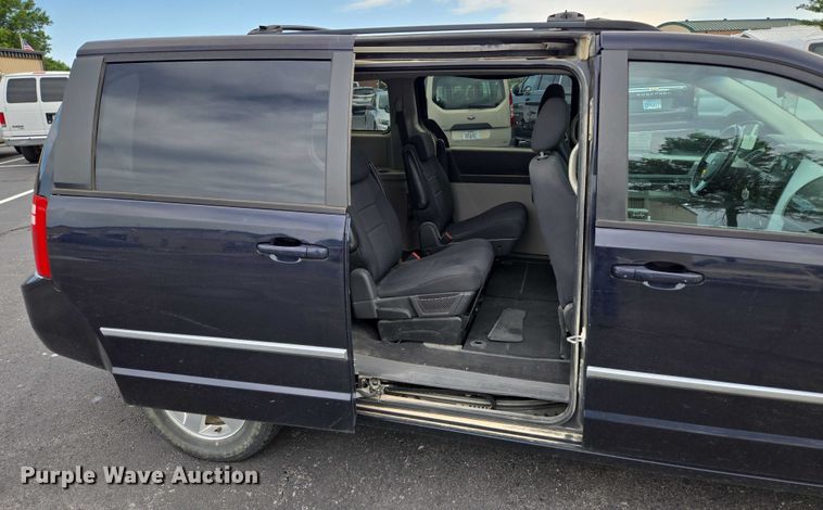 image for item ED2098 2010 Dodge Grand Caravan SXT van