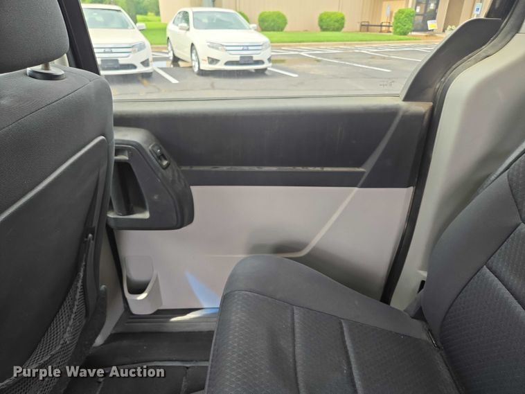 image for item ED2098 2010 Dodge Grand Caravan SXT van