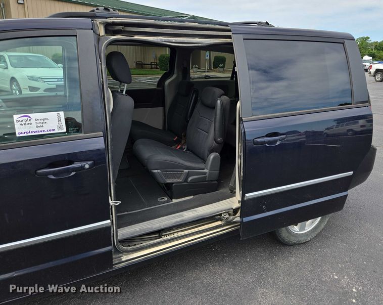 image for item ED2098 2010 Dodge Grand Caravan SXT van