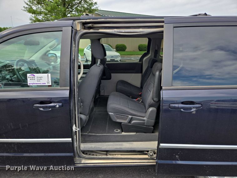 image for item ED2098 2010 Dodge Grand Caravan SXT van