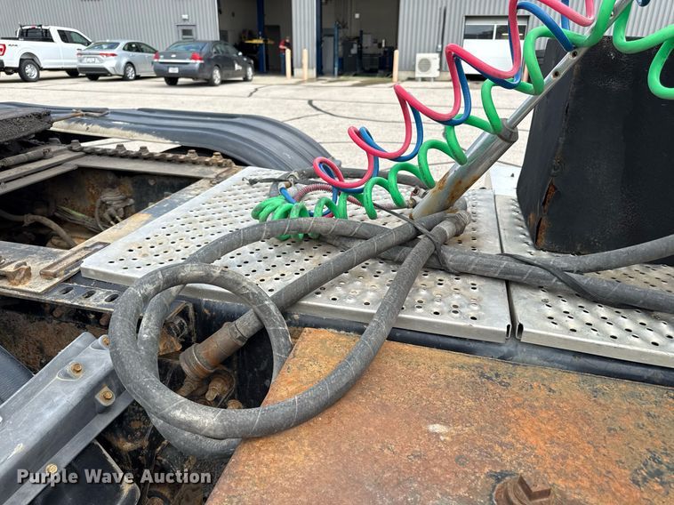 image for item ED4235 2007 International 5900i semi truck