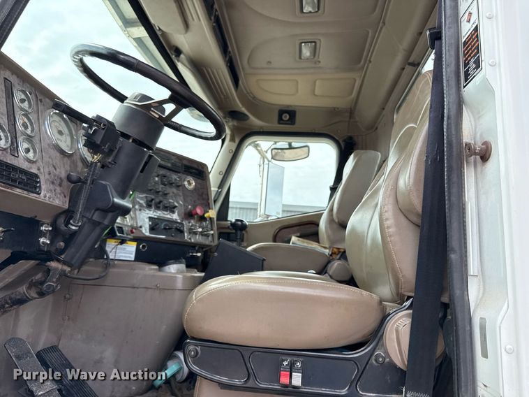 image for item ED4235 2007 International 5900i semi truck