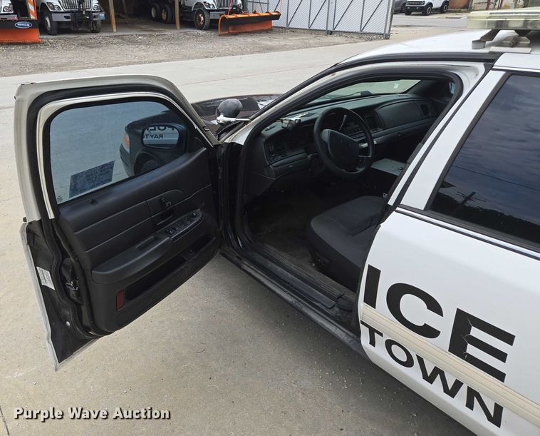 image for item EF1568 2010 Ford Crown Victoria Police Interceptor 