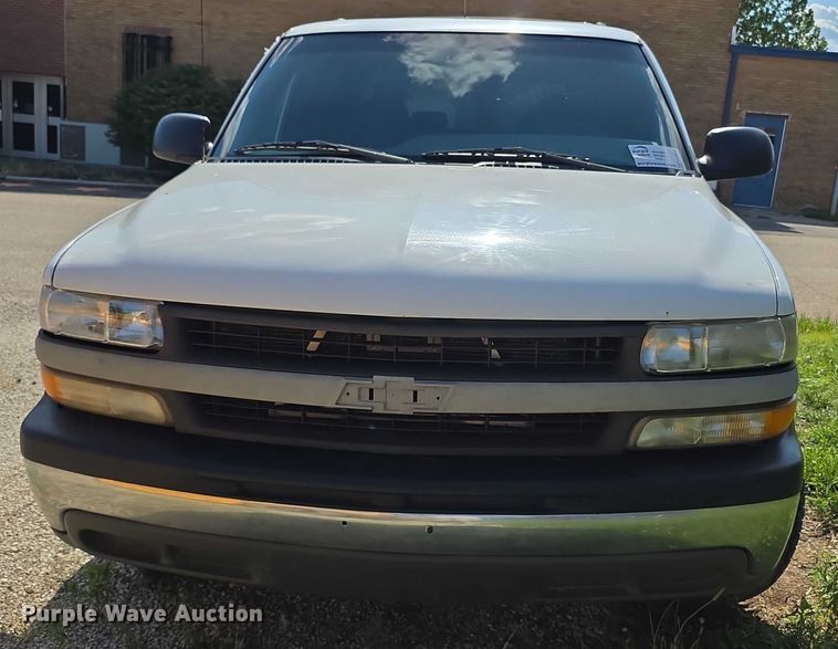 image for item EF3584 2002 Chevrolet Suburban 1500 SUV