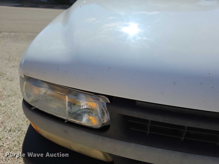 image for item EF3584 2002 Chevrolet Suburban 1500 SUV