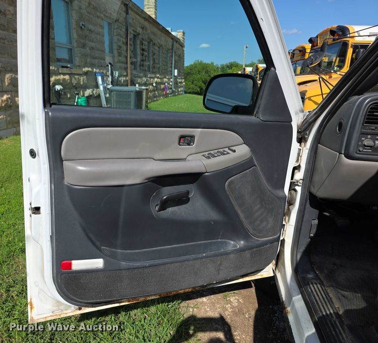 image for item EF3584 2002 Chevrolet Suburban 1500 SUV