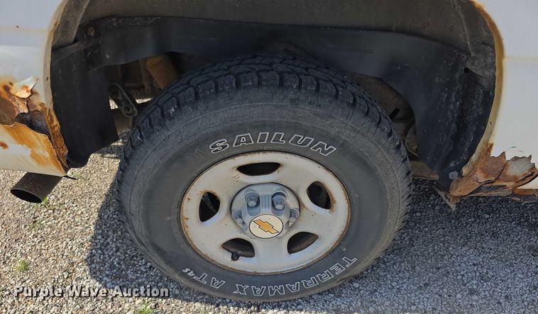 image for item EF3584 2002 Chevrolet Suburban 1500 SUV