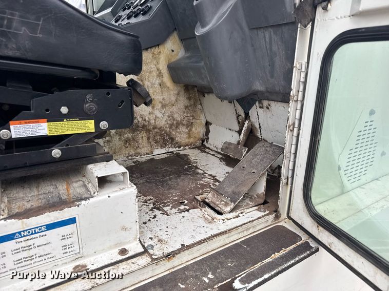 image for item EG6622 1994 Elgin Pelican P street sweeper truck