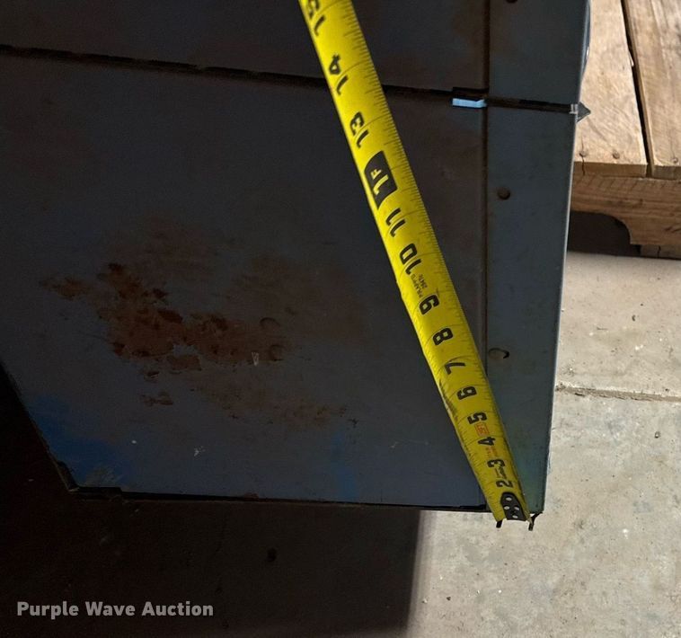 image for item EG8106 (2) metal lockers