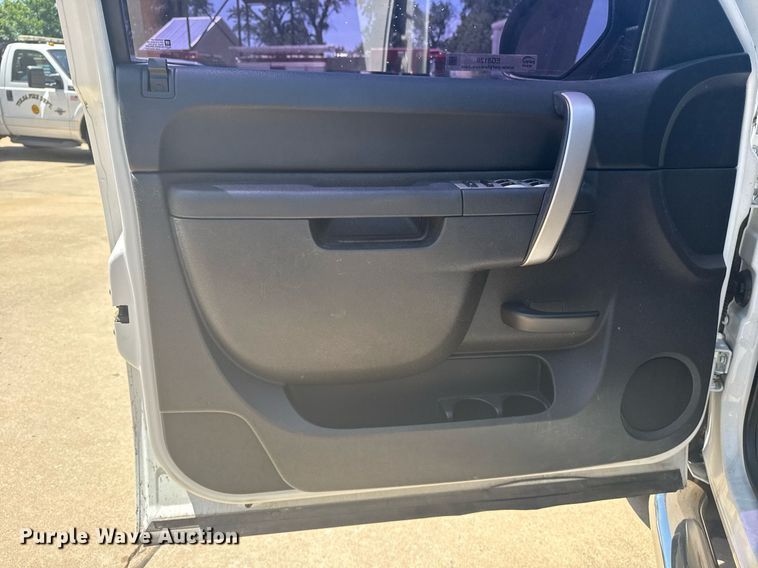 image for item EG8126 2010 Chevrolet Silverado Hybrid Crew Cab pickup truck