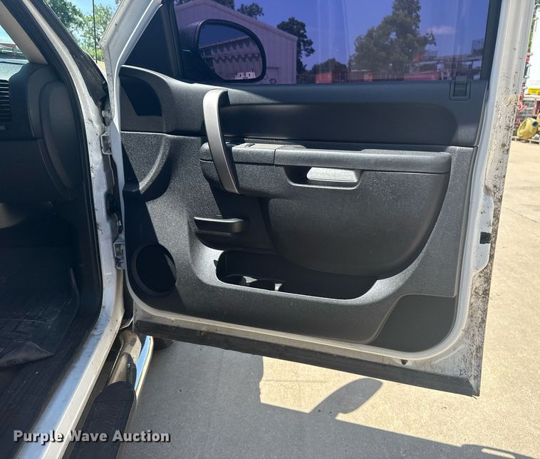 image for item EG8126 2010 Chevrolet Silverado Hybrid Crew Cab pickup truck