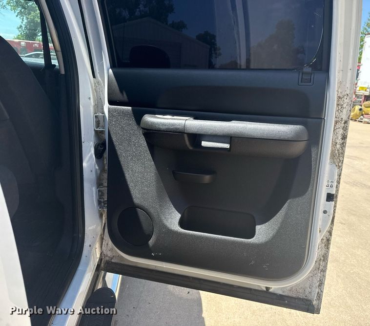 image for item EG8126 2010 Chevrolet Silverado Hybrid Crew Cab pickup truck