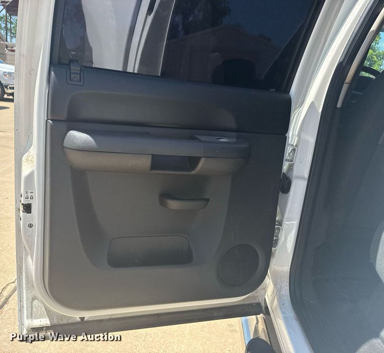 image for item EG8126 2010 Chevrolet Silverado Hybrid Crew Cab pickup truck