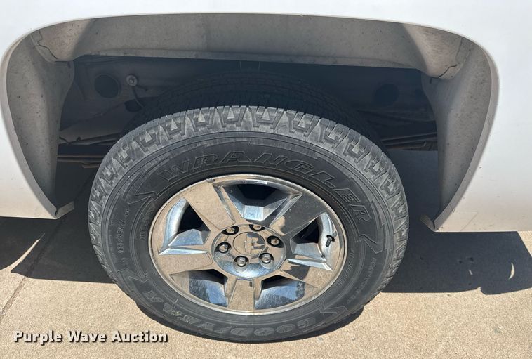 image for item EG8126 2010 Chevrolet Silverado Hybrid Crew Cab pickup truck