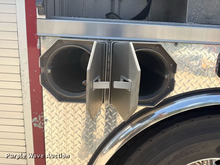 image for item EG8127 2001 Spartan Gladiator pumper fire truck