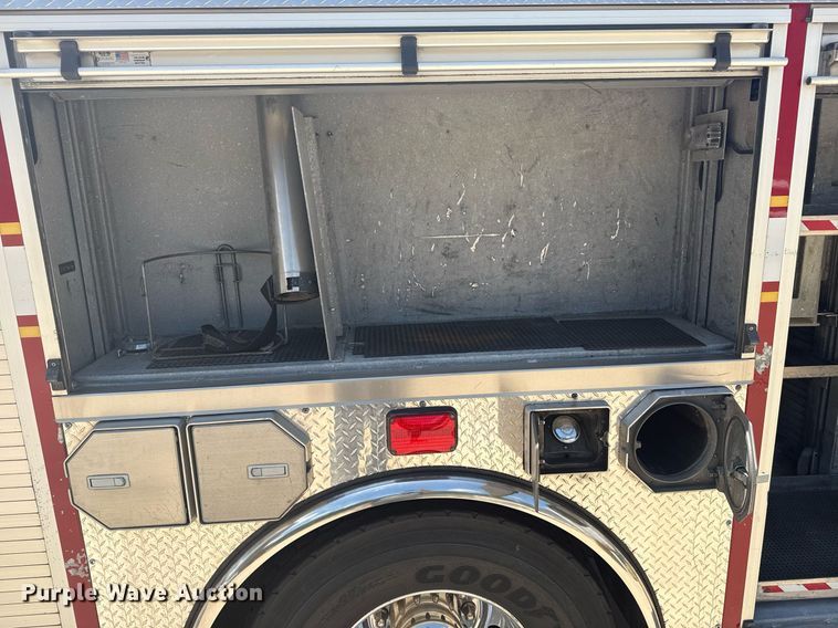 image for item EG8127 2001 Spartan Gladiator pumper fire truck